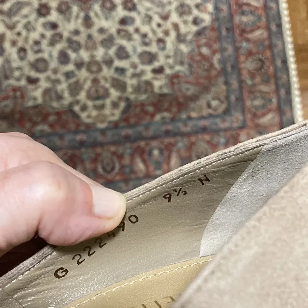 Stuart Weitzman NWOT Almond Beige Suede Stiletto Pump. Size 9.5 N.